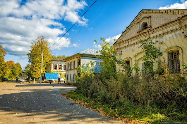 Старое, заброшенное кирпичное здание