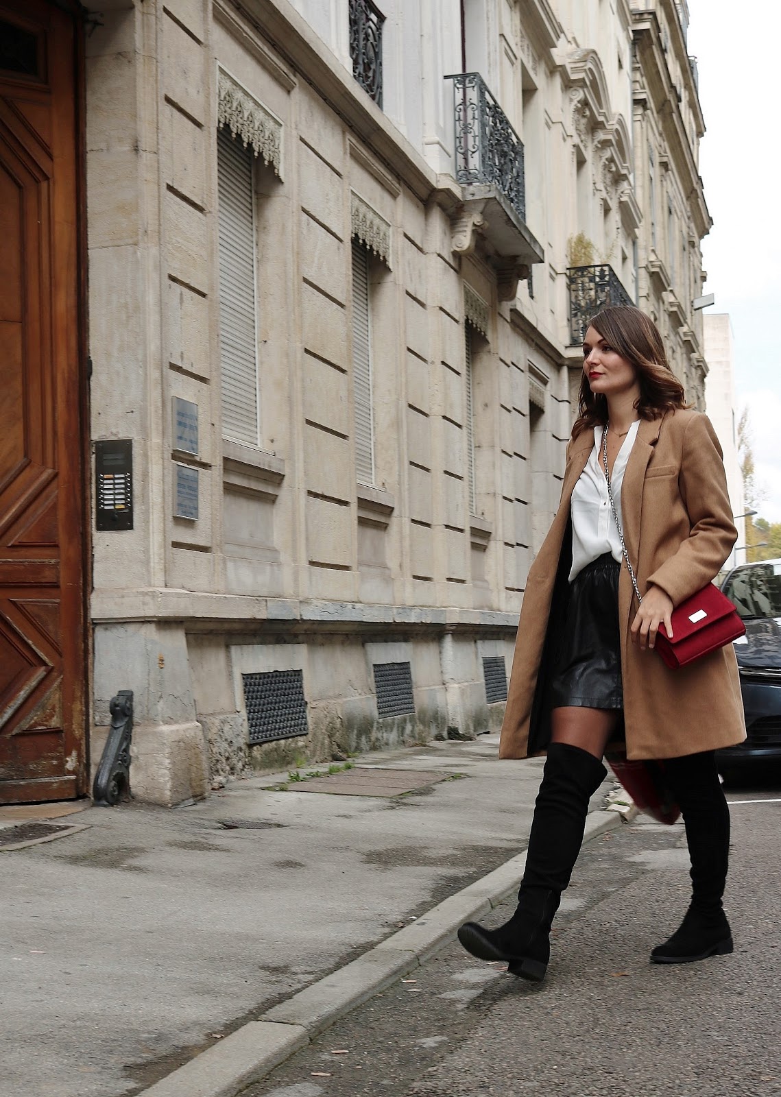 pauline dress blog mode déco lifestyle besancon tenue octobre 2017 cuissardes jupe similicuir blouse blanche manteau camel sac rouge grosse echarpe sans écharpe