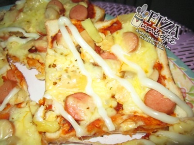 Tempat Fiza Simpan Resepi: Pizza Roti Putih - Sosej & Ayam