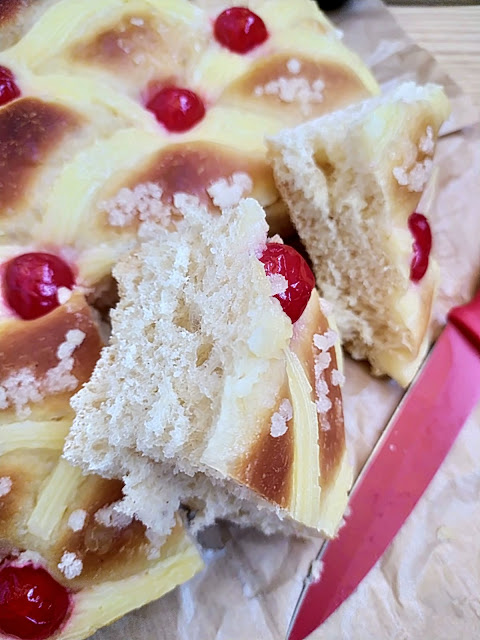 Coca de San Juan. Receta de Xavier Barriga típica de la festividad de San Joan. Verano, hogueras, postre, crema pastelera, tierno, esponjoso, masa, brioche, panificadora, guindas, cerezas. Horno. Cuca