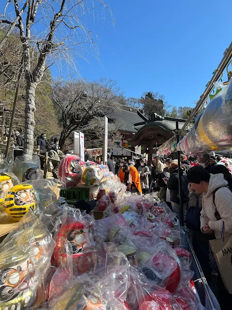 深大寺だるま市の様子（境内）