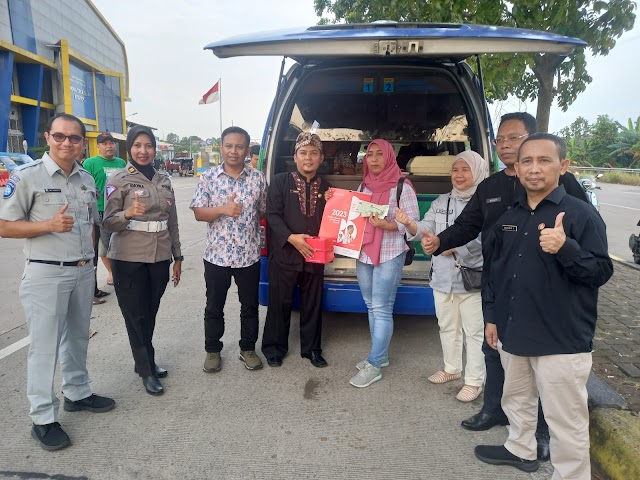 Samsat Ngabuburit Hadir di Terminal Jatijajar. Bagikan 5000 Paket Takjil