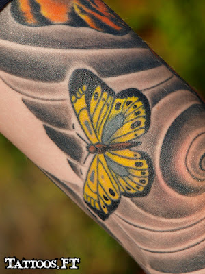 Borboleta amarela no braco de Tatuagens