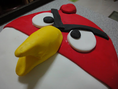 JUICY CAFE: 2D ANGRY BIRD CHOCOLATE CAKE WITH FONDANT