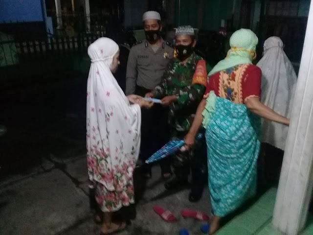 Babinsa dan Bhabinkamtibmas Pastikan Terapkan Prokes Saat Salat Tarawih.