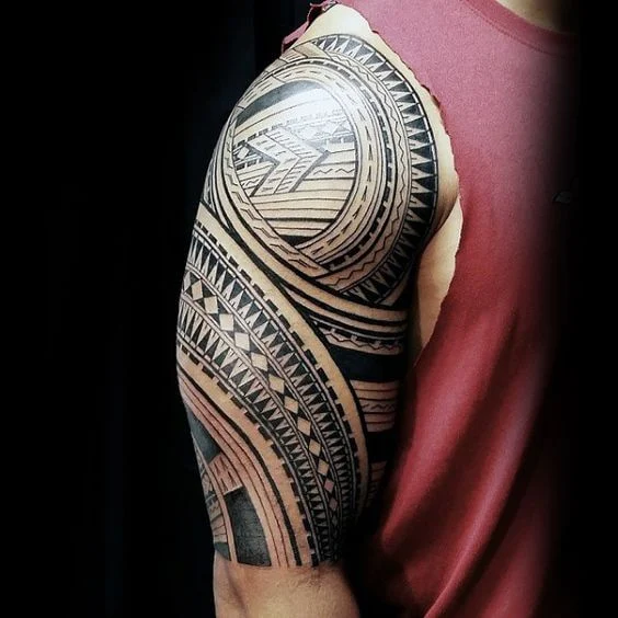 tatuaje maori en hombre, tatuaje tradicional polinesio para hombre