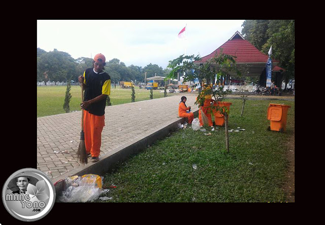 Pasukan Orange sibuk mengumpulkan sampah di alun - alun Subang