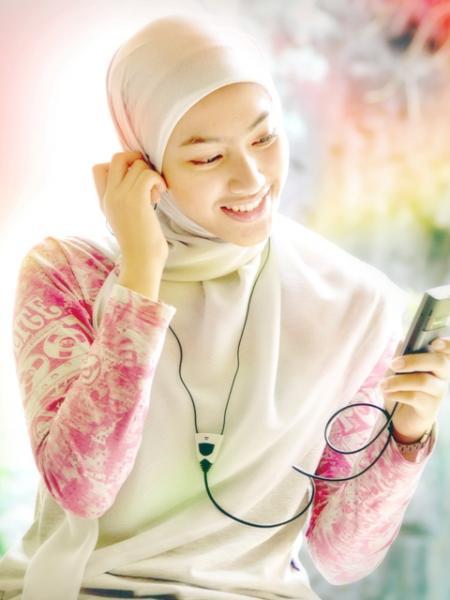 KUMPULAN GAMBAR WANITA CANTIK BERJILBAB FOTO CEWEK CANTIK MEMAKAI HIJAB 