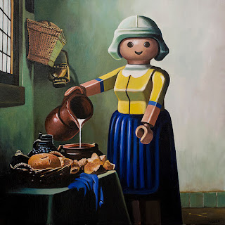 A l’écran s’affiche le tableau ”La laitière” de Johannes Vermeer, détourné avec un Playmobil.