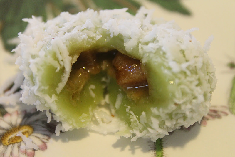 Kuih Onde Onde Sedap dan Lembut - Azie Kitchen