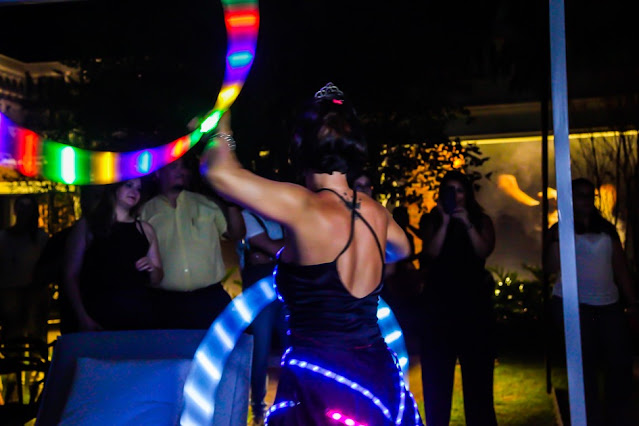 Show de bambolê de luzes para abertura da pista de dança em casamento na praia.