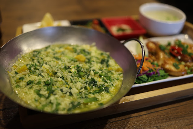 白飯、菠菜和地瓜一起燉煮的蔬食粥