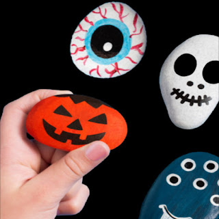 Spooky stones Halloween craft for kids using painted rocks #halloweencrafts #halloweenrocks #paintedrocks #growingajeweledrose #activitiesforkids