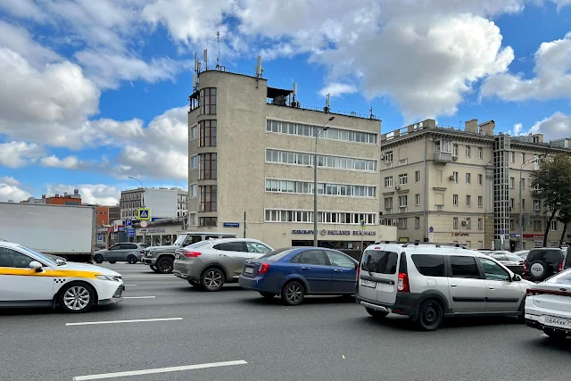 улица Зацепский Вал, Шлюзовая набережная, здание бывшей конторы комплекса автобазы Наркомтяжпрома СССР (построено в 1933 году)