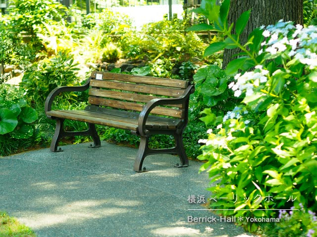 [横浜] ベーリック･ホールの庭のベンチ