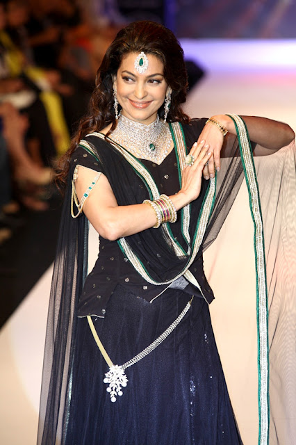 Juhi Chawla walks the ramp for Kays Jewels at IIJW 2012