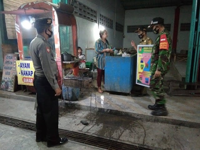  Ingatkan Warga Tentang Prokes 5M, Koramil 11/Polokarto Dan Polsek Polokarto Patroli  Hingga Larut Malam 