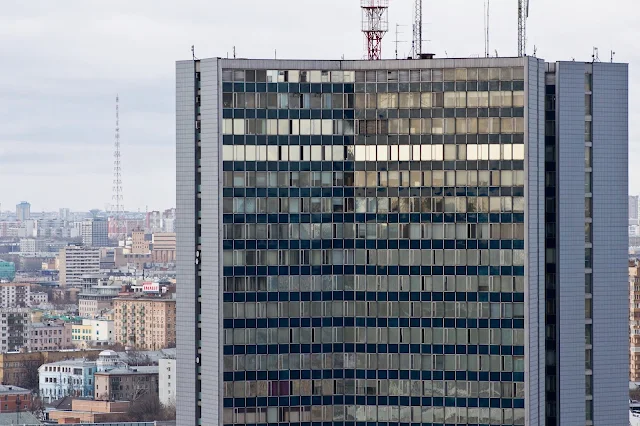 вид из бизнес-центра Lotte Plaza, Октябрьское поле, здание Правительства Москвы (бывшее здание СЭВ)