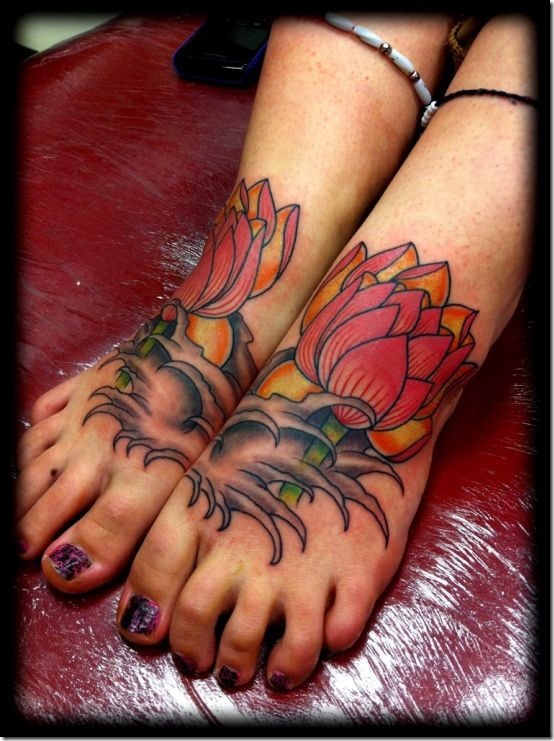 de_correspondance_de_fleur_de_lotus_tatouage_sur_le_pied