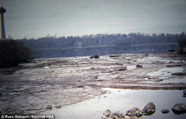 Foto Langka Saat Air Terjun Niagara Mengering [ www.BlogApaAja.com ]