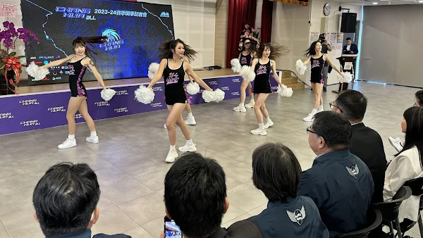 ▲專業的啦啦隊演出，結合精彩賽事，讓彰化在地籃球職業化等級更加向上提升，也為城市籃球展現全新面貌。（記者林明佑攝）