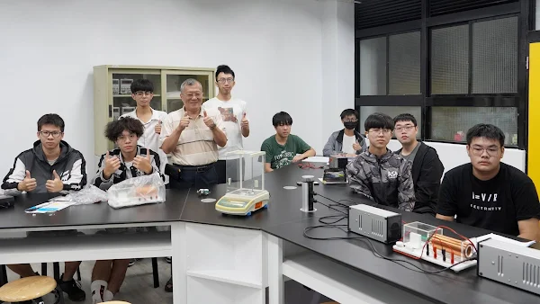 ▲大葉大學電機系帶領學生在物理實驗室學習。（記者林明佑翻攝）