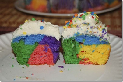 2009_0813_RainbowCupcakes-54