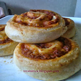 Pizza Rolls Recipe @ treatntrick.blogspot.com