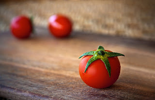 use tomato to de tan