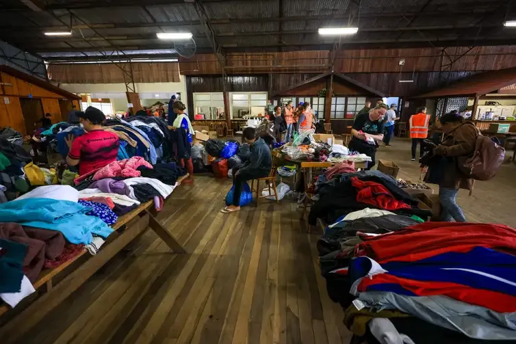 Exército entrega mantimentos na região de Sinumbu, para afetados pela forte chuva no estado do Rio Grande do Sul - Foto: Gustavo Mansur/Palácio Piratini