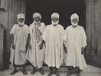 Cuatro hombres hausa delante de un edificio (fotografía del siglo XIX)