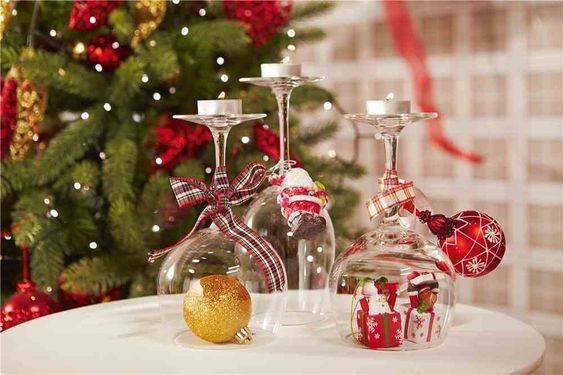 Centro de mesa simples com taças para decorar no Natal