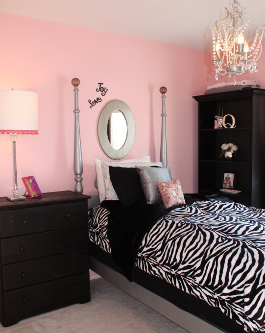 I've posted a collection of pink black bedrooms.