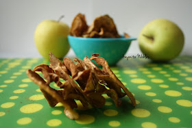 Healthy autumn treat: spiced apple crisps from www.anyonita-nibbles.com