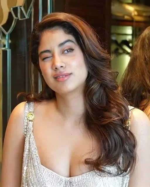 Janhvi Kapoor shows off her hot big boobs and cleavage, Janhvi Kapoor nudes, Janhvi Kapoor Big boobs, Janhvi Kapoor oops moment, Janhvi Kapoor cleavage show in public, Janhvi Kapoor leaked, Janhvi Kapoor sexy curvy body figure, Janhvi Kapoor braless boobs, Janhvi Kapoor Nudes