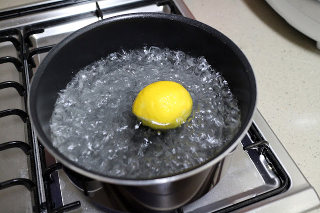 끓는 물에 과일 담그기