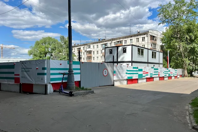 Варшавское шоссе, дворы, строительная площадка жилого дома по программе реновации, жилой дом 1962 года постройки