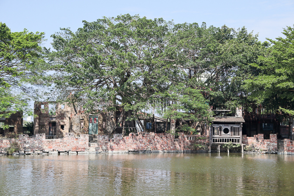 台南學甲老塘湖藝術村由畫家匡乙建造的廢墟古城，還可渡船至神仙島