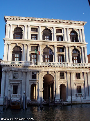 Edificio veneciano visto desde un canal