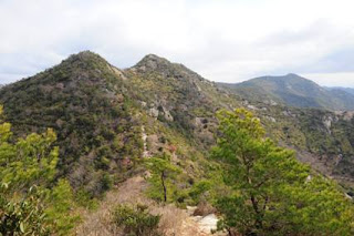 鷹ノ巣山の双耳峰と高御位山遠望