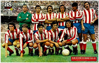 CLUB ATLÉTICO DE MADRID - Madrid, España - Temporada 1974-75 - Reina, Melo, Capón, Adelardo, Benegas y Salcedo; Leal, Marcelino, Gárate, Irureta y Heredia - REAL MADRID C. F. 1 (Aguilar), ATLÉTICO DE MADRID 0 - 06/10/1974 - Liga de 1ª División, jornada 4 - Madrid, estadio Santiago Bernabeu - El At. Madrid se clasificó 6º en la Liga, con Juan Carlos Lorenzo y Luis Aragonés de entrenadores