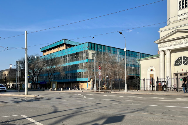 Дубининская улица, Главный центр магистральных перевозок почты / прижелезнодорожный почтамт при Павелецком вокзале (построен в 1982 году)