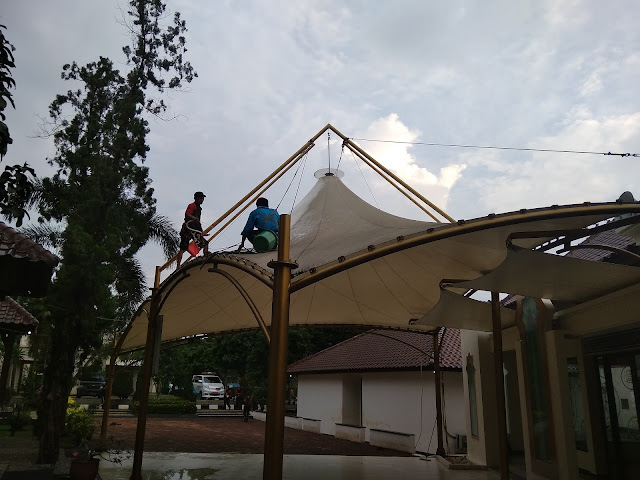 Cleaning Atap Membrane Kerucut Masjid