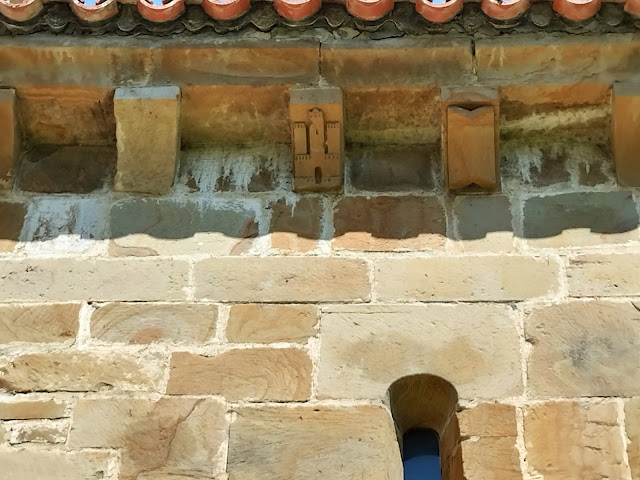 Canecillo con el castillo de Alba