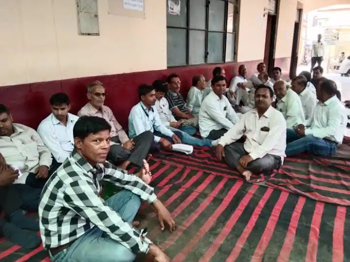 फर्रुखाबाद : अधिवक्ताओं ने तहसील परिसर में प्रदर्शन कर दिया धरना 