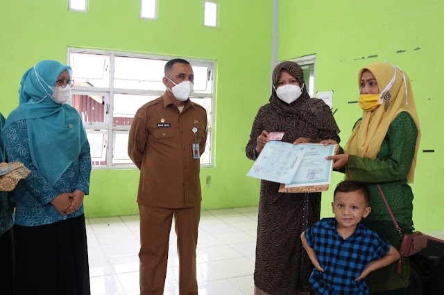 Rahmah Abdullah Serahkan 66 Keping KIA Secara Simbolis Di Kecamatan Indrapuri 