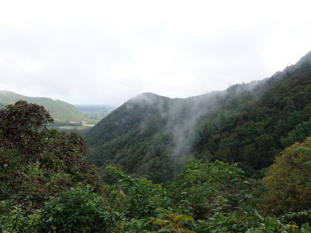 大休峠入り口に向かう山道からの眺め