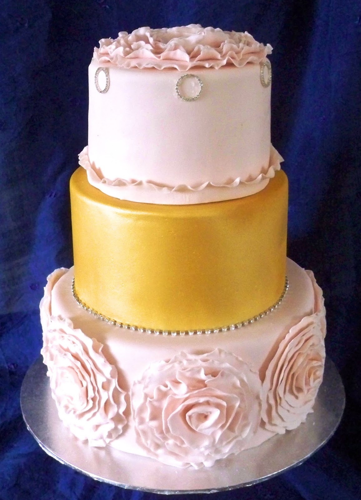 pink and gold wedding cake Cute and elegant pink and gold frill wedding cake