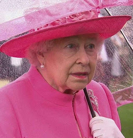 A rainha espantada com a falta de educação dos diplomatas socialistas.
