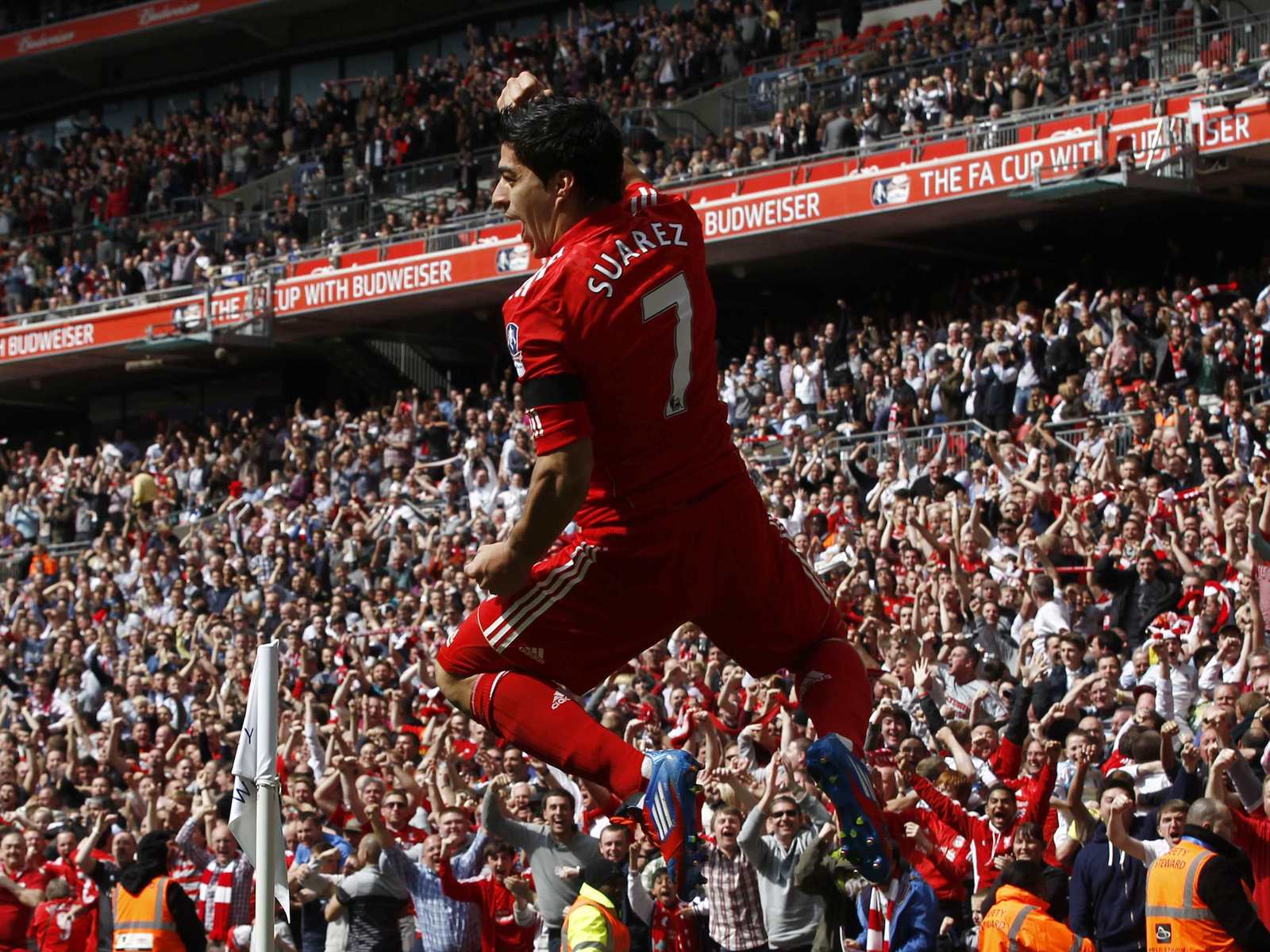 Suarez Number 7 Liverpool Jumping HD Desktop Wallpaper